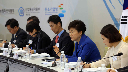 박근혜 대통령이 24일 오전 경기도 시흥시 시흥비즈니스센터에서 열린 농림수산식품부·산업통상자원부·중소기업청 업무보고에서 각 부처의 보고를 받기에 앞서 모두발언하고 있다.(사진=저작권자(c)연합뉴스.무단전재-재배포금지)