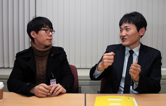 최근 미래부로보터 최정예 정보보호 전문가로 인증받은 박상영(오른쪽), 차인찬씨가 교육 및 보안에 대한 서로의 견해를 이야기 하고 있다.