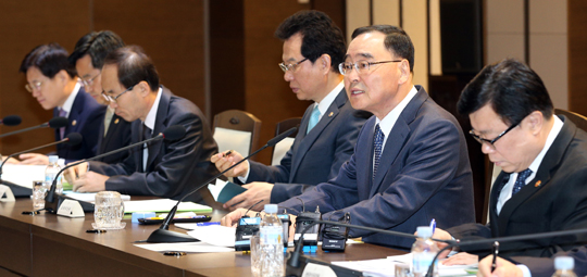 정홍원 국무총리가 13일 오전 정부세종청사에서 열린 국가정책조정회의에서 모두 발언을 하고 있다. (사진=저작권자(c)연합뉴스.무단전재-재배포금지) 
