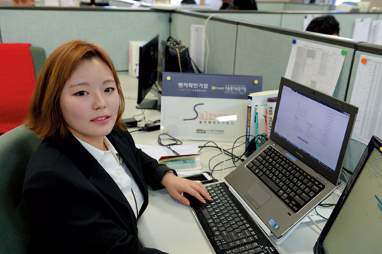 올해 미림마이스터고를 졸업한 이지은씨는 일·학습병행제 덕분에 중소기업 솔트웨어에 근무하면서 대학생이 됐다. 일·학습병행제, 대입 재직자 특별전형 등은 대학 진학을 둘러싼 사회적 낭비를 줄이고 능력중심사회로 거듭나기 위한 제도들이다.