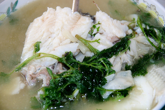 거제에는 겨우내 껄끄러워진 입맛을 일순에 되돌려 놓을 미식거리가 있다. 도다리쑥국이 그것이다. 