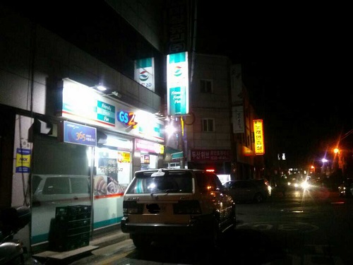 밤 12시가 넘은 시간 깜깜한 밤 거리에 편의점만이 운영되고 있어 도움을 요청하기가 쉽다 .
