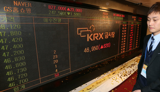 한국거래소는 24일 부산본사에서 ‘KRX 금시장 개장식’을 열고 본격적인 금 거래를 시작했다. 사진은 금 거래를 알리는 전광판의 모습이다.(사진=저작권자(c)연합뉴스.무단전재-재배포금지) 