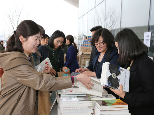 26일 세종도서관에서는 다 읽은 책을 가져오면 새 책으로 돌려주는 책 교환 행사도 열렸다. 