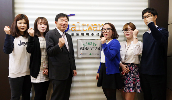 일·학습병행제 1호 기업인 솔트웨어 사무실에서 이정근 대표와 학습근로자들이 파이팅을 외치고 있다.