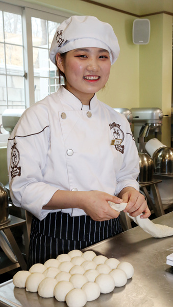김영모 아카데이에서 제빵제과 훈련을 받고 있는 김진주양. 훈련 수료 후 창업을 하겠다는 포부를 밝혔다.