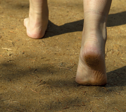 황톳길이라 여름철엔 맨발로 걸어도 좋다.