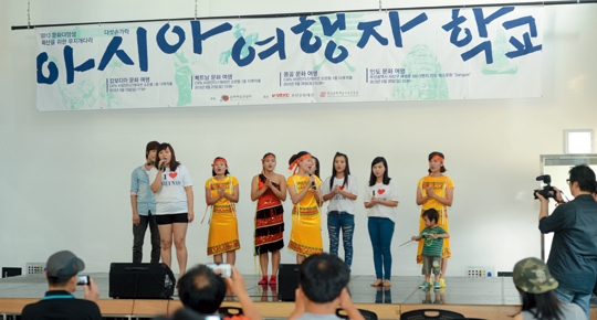 한국인과 다문화 이주민 간의 쌍방향 문화소통 방안으로 이뤄진 부산문화재단의 ‘아시아 여행자 학교’ 지난해 행사 모습. 올해에는 더 많은 이들의 참여를 위해 ‘지구촌 여행자 학교’로 이름을 바꿔 열리게 된다.