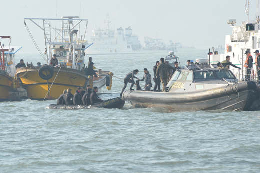 민관군 합동구조팀 잠수사들이 지난 22일 오후 세월호 선체 수색을 마친 뒤 보트에서 돌아오고 있다. (사진=해군 제공)　