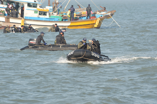 민관군 합동구조팀 잠수사들이 지난 22일 오후 세월호 선체 수색을 마친 뒤 보트에서 돌아오고 있다. (사진=해군 제공)　