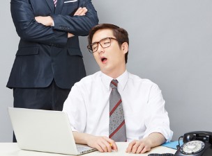 졸음을 참지못하는 직장인