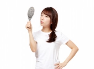 거울을 보는 여성
