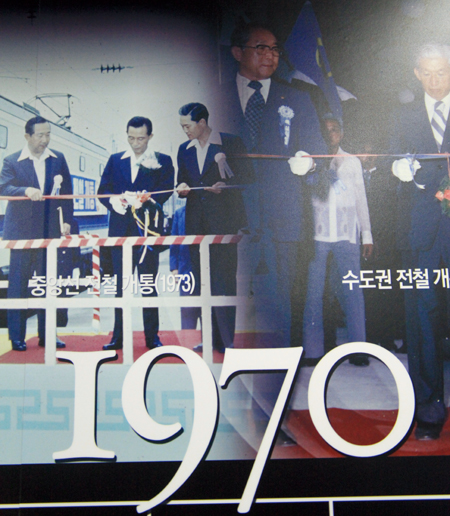 호국철도기념관 역사관에 전시된 경인선 전철 개통 장면.