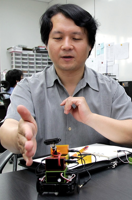 헬로긱스 이신영 대표가 로봇키트 비트큐브에서 몇 개 모듈만으로 모바일 로봇을 만들어 시연하고 있다.