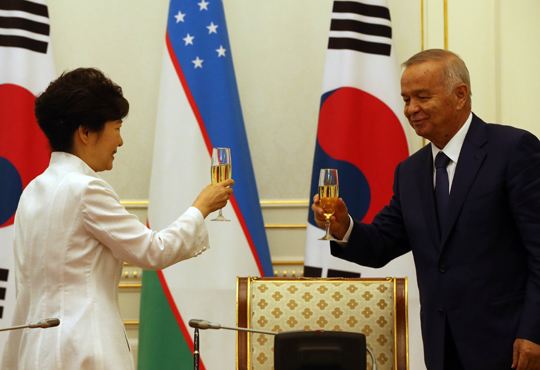 박근혜 대통령과 카리모프 우즈베키스탄 대통령이 17일 오후(현지시간) 우즈베키스탄 타슈켄트 대통령궁에서 ‘한·우즈벡 전략적 동반자 관계 심화 및 발전을 위한 공동선언’에 서명한 뒤 건배하고 있다. (사진=저작권자 (c) 연합뉴스. 무단전재-재배포금지)