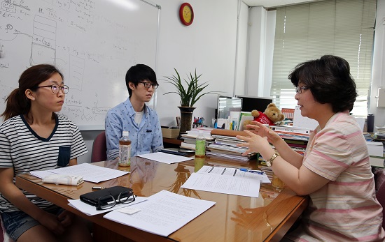 이향숙 수석부위원장이 수학을 전공하는 젊은 수학도들과 세계수학자대회와 수학 등에 대해 대화를 나누고 있다. 