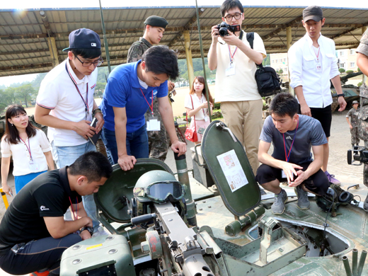 지난 21일 오후 경기도 연천군 육군 5사단에서 열린 ‘국방예산 현장체험’ 행사 참가자들이  K1 전차를 직접 타보고 있다.