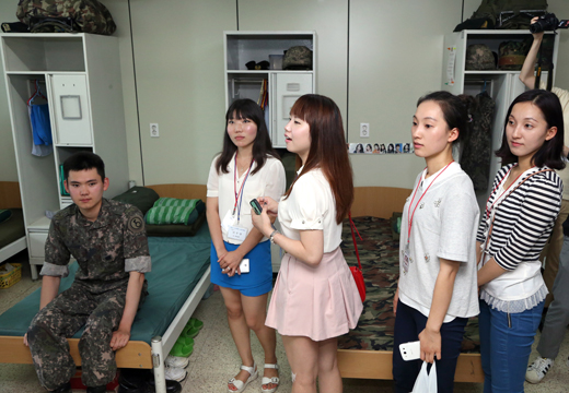 지난 21일 오후 경기도 연천군 육군 5사단에서 열린 ‘국방예산 현장체험’ 행사 참가자들이 구형 생활관을 둘러보고 있다