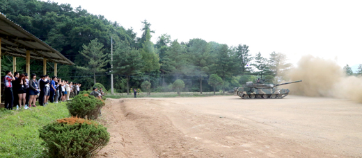 지난 21일 오후 경기도 연천군 육군 5사단에서 열린 ‘국방예산 현장체험’ 행사 참가자들이 K1 전차의 포탄 발사 광경을 지켜보고 있다