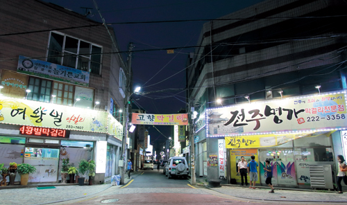 전주 막걸리골목의 원조 격으로 불리는 삼천2동 막걸리골목.