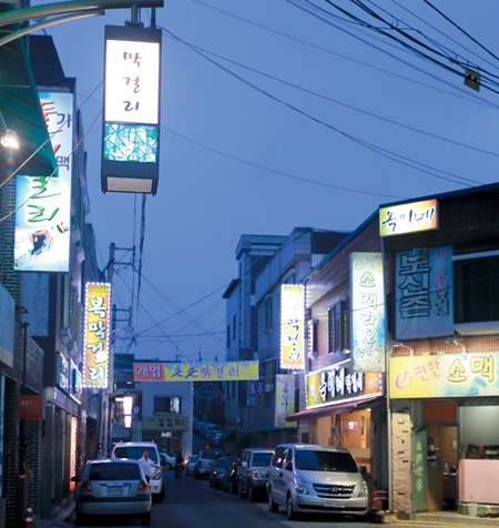 전주시에는 삼천동, 서신동 등 막걸리골목이 형성돼 있으며 상점 수는 100여 개에 달한다.