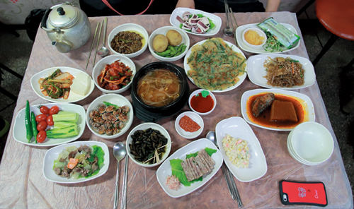 2만원짜리 막걸리 한 주전자를 시켰을 때 나오는 16가지의 안주.