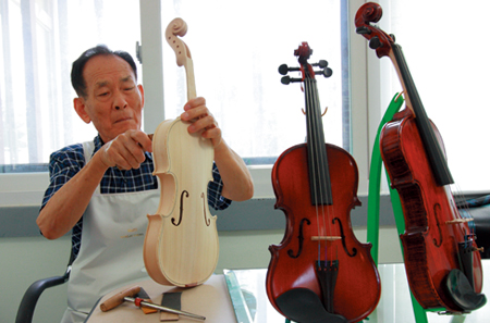 바이올린 제작만 50년이 넘은 임창호 장인.