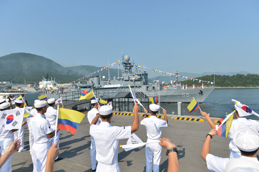 우리나라 해군 초계함(PCC)으로 30년 가까이 활약하다 콜롬비아 해군에게 무상 양도된 안양함이 해군 장병들의 환송속에 진해 군항을 출항해 콜롬비아로 향하고 있다. (사진=해군본부)
