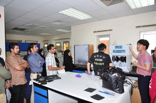 지난해 6월 경찰 과학수사요원 2명이 바레인 CID(범죄수사국)을 방문해 지문감식을 비롯한 과학수사 기법을 전수하고 있다. <사진=경찰청 />