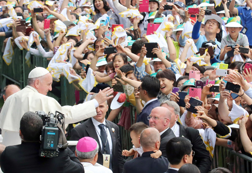 프란치스코 교황이 15일 대전월드컵경기장에서 열린 성모승천대축일 미사를 집전에 앞서 시민들에게 손을 흔들어 주고 있다.