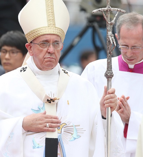 15일 대전월드컵경기장에서 성모승천대축일 미사를 집전하는 프란치스코 교황.　