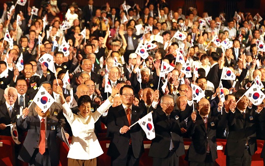 박근혜 대통령과 광복회원, 독립유공자 등이 15일 오전 세종문화회관에서 열린 제69주년 광복절 경축식에서 만세삼창하고 있다. (사진=저작권자(c)연합뉴스.무단전재-재배포금지)