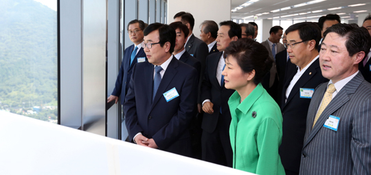 박근혜 대통령이 22일 오전 열린 부산국제금융센터 준공식에 참석, 63층 꼭대기 층을 방문해 주변을 둘러보고 있다. (사진=저작권자(c)연합뉴스.무단전재-재배포금지)