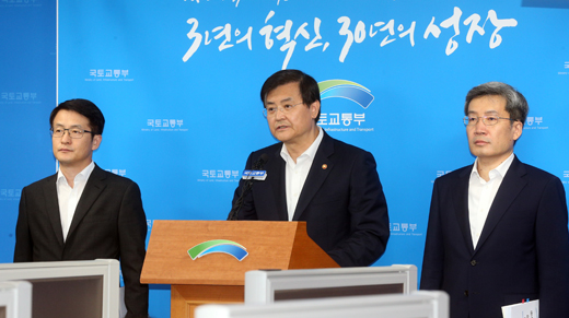 서승환 국토교통부 장관이 1일 오전 정부세종청사 국토부 기자실에서 ‘규제합리화를 통한 주택시장 활력회복 및 서민주거안정 강화방안’ 을 발표하고 있다. (사진=저작권자 (c) 연합뉴스. 무단전재-재배포금지)