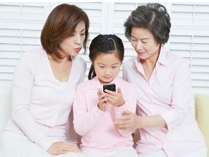 함께 스마트폰을 보는 가족