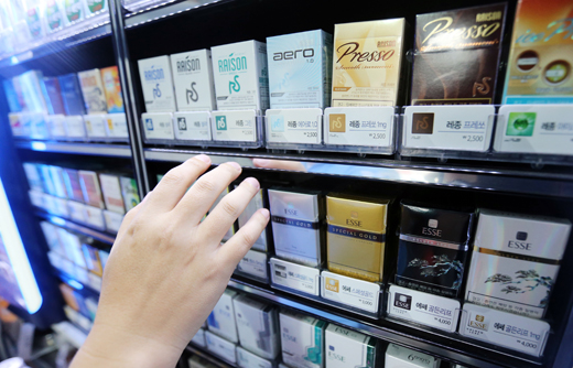 한 상점에서 담배를 고르는 시민.(사진=저작권자 (c) 연합뉴스. 무단전재-재배포금지)　　　　　　　　