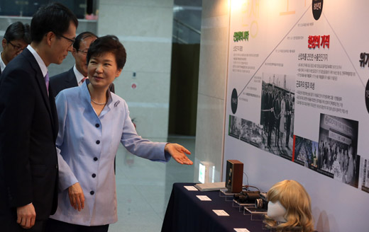 박근혜 대통령이 17일 오전 서울 구로구 G밸리 비즈플라자에서 열린 ‘서울 디지털 산업단지 출범 50주년 기념식’에 앞서 산업단지의 과거와 현재 생산품을 둘러보고 있다. 
