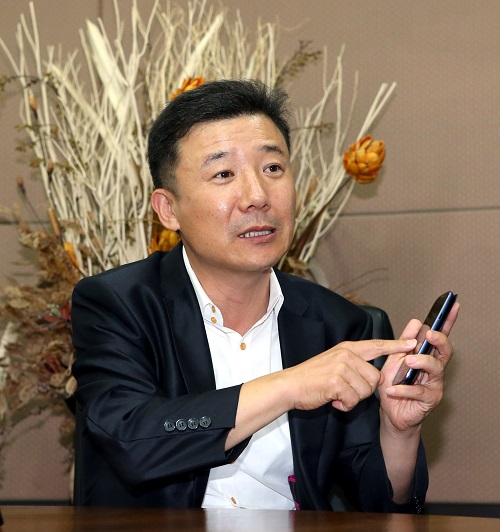 수도권 스마트벤처창업학교장인 옴니텔 김경선 대표가 다가오는 제2 벤처는 스마트폰 관련 산업이 주도할 것이라고 강조하고 있다. 