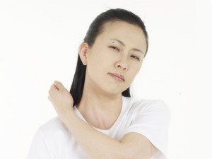 어깨 통증을 호소하는 여성