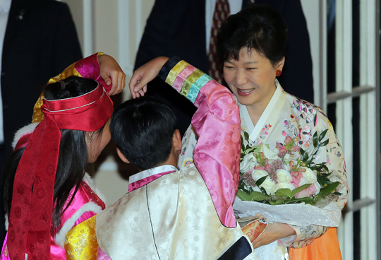 캐나다를 국빈방문 중인 박근혜 대통령이 20일 저녁(현지시간) 캐나다 오타와 한 호텔에서 열린 동포 만찬 간담회에서 화동들의 인사를 받고 있다. (사진=저작권자(c)연합뉴스.무단전재-재배포금지)