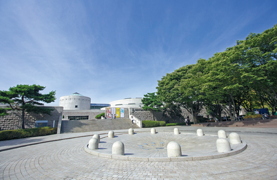 경기도 과천에 위치한 국립현대미술관 과천관의 전경. 미술관 외관과 야외조각상, 공원이 어우러져 있어 가까운 주말 휴식하기에 좋은 장소다.
