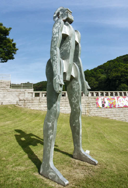 턱을 계속 움직이며 노래하는 거인의 조각상. 조나단 브로프스키의 <싱글맨 />(1994)이다. 다양한 야외조각상들이 시선을 사로잡는다.