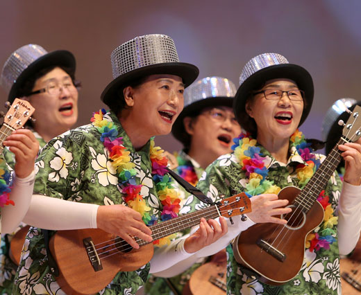 24일 서울 용산구 국립중앙박물관 극장 용에서 ‘2014 어르신문화대축제-나이 없는 날’ 행사가 열렸다. 이날 어르신 공연단과 젊은이들이 함께하는