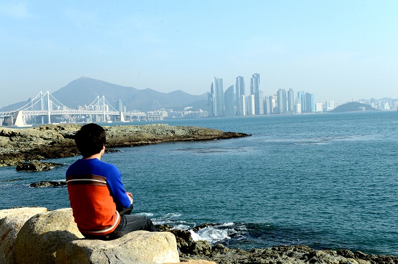 부산은 볼거리, 즐길거리, 미식거리, 교통, 숙박시설 등 다양한 관광인프라를 고루 갖춘 수준높은 여행지이다. 사진은 부산 갈맷길에서 바라본 광안대교와 샌텀시티 등 해운대 주변.