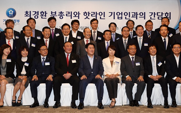 최경환 부총리가 30일 서울 프레스센터에서열린 핫라인 참여 기업인과의 오찬간담회에서 기념사진을 찍고 있다. 