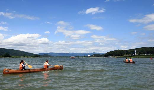  강원 춘천시 의암호변 송암동스포츠타운에서 물레길 페스티벌이 열려 관광객들이 카누를 타고 의암호를 둘러보고 있다.
