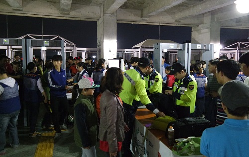 가방검사를 꼼꼼하게 하는 경찰관들