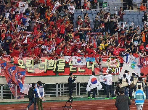 대표팀은 경기장 한 바퀴를 돌며 응원한 시민들에게 감사함을 표했다