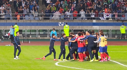 종료 휘슬 후, 서로 부둥켜안고 기뻐하는 대한민국 남자 축구대표팀