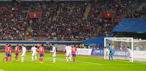 한국 축구대표팀이 코너킥 찬스서 골을 노리고 있다